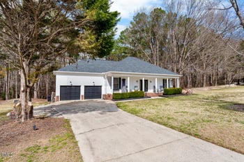 208 Hunting Lodge Rd, Clayton, NC 27520