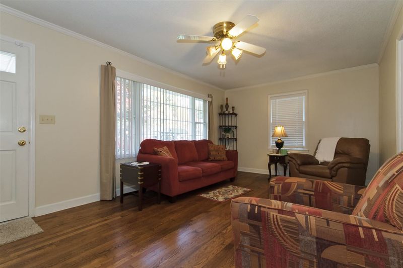 208 Springwood Dr, Burlington, NC 27215
