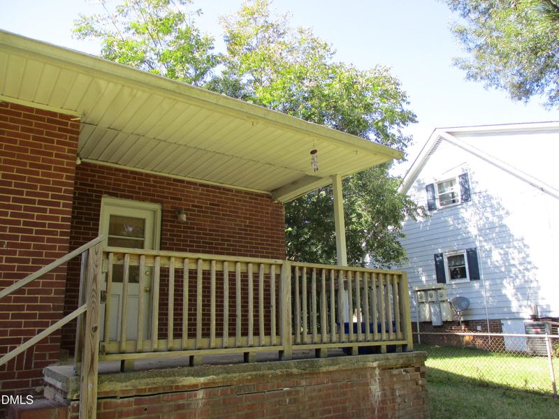 208 S St John St, Burlington, NC 27217