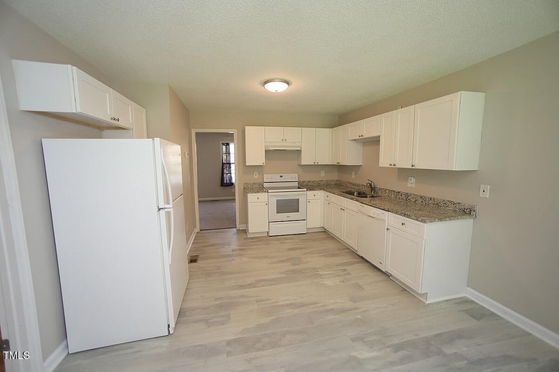 208 Wimbledon Ct, Clayton, NC 27520