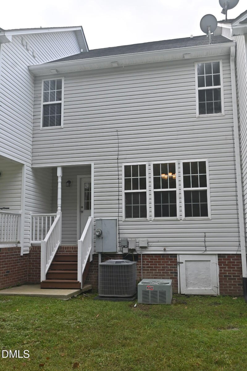208 Wimbledon Ct, Clayton, NC 27520