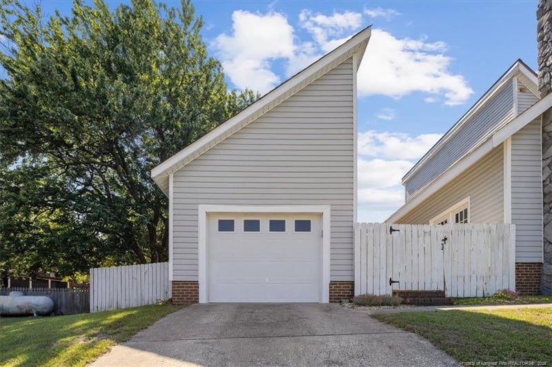 209 Brokenhurst Ct, Fayetteville, NC 28311