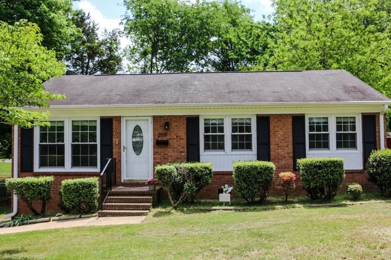 209 Eastway Ln, Graham, NC 27253