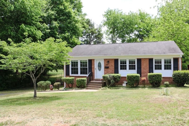 209 Eastway Ln, Graham, NC 27253