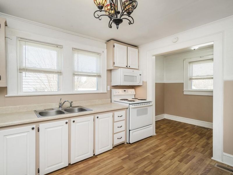 209 Hawthorne Ln, Burlington, NC 27215