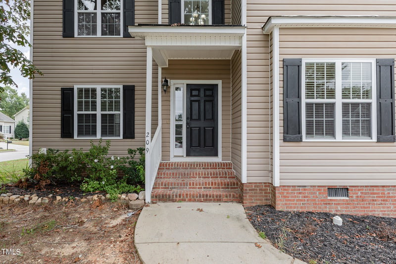 209 N North Farm Dr, Clayton, NC 27527
