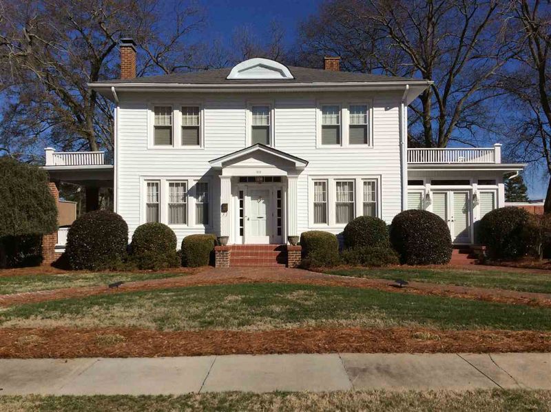 210 W Divine St, Dunn, NC 28334