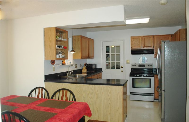 210 Forsyth Dr, Chapel Hill, NC 27517