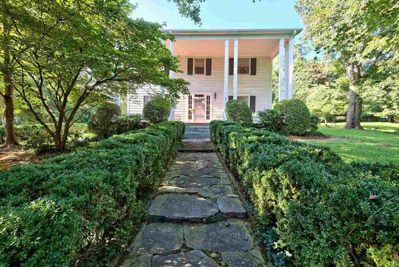 210 W King St, Hillsborough, NC 27278