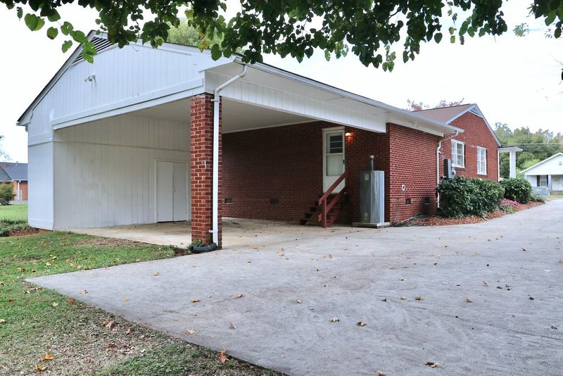 210 Williamson St, Burlington, NC 27215