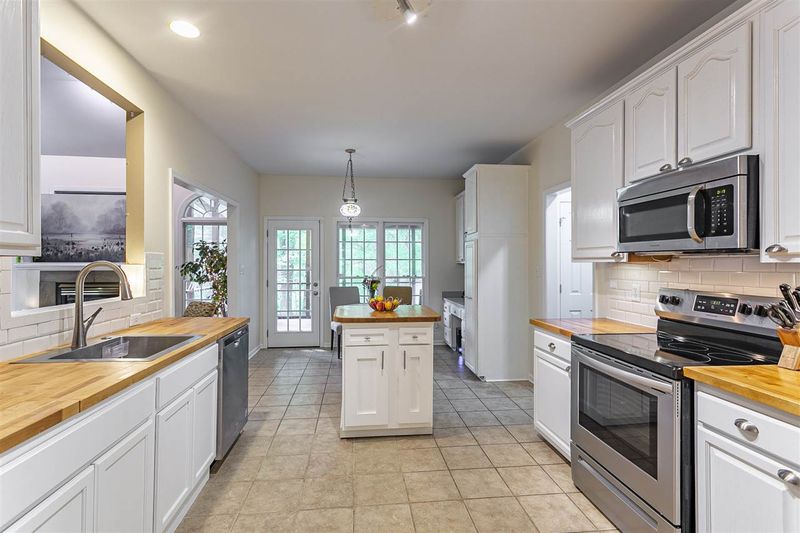2103 Rhine Rd, Hillsborough, NC 27278
