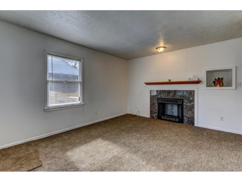 211 7th St, Burlington, NC 27215