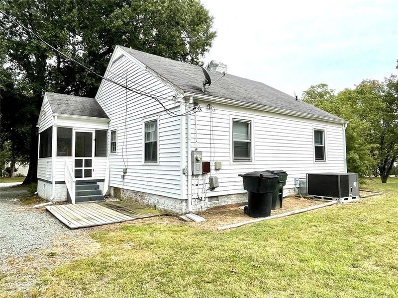 211 Colonial Dr, Burlington, NC 27215