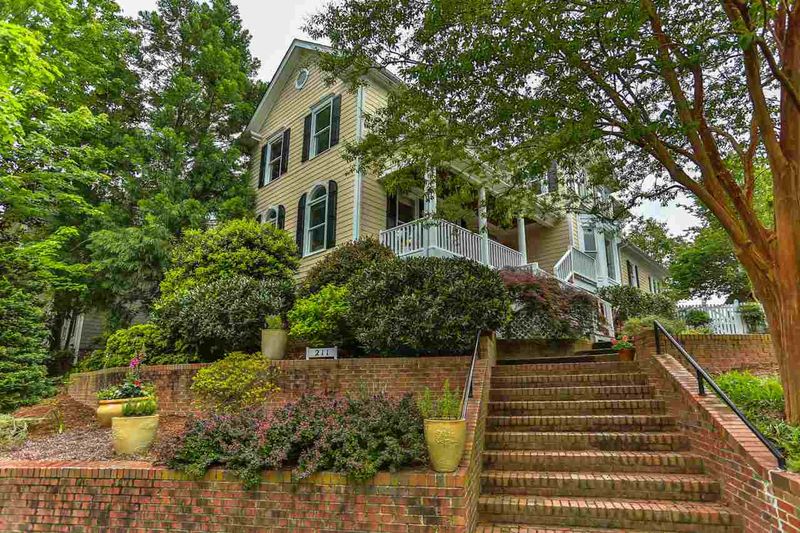 211 Edgewater Cir, Chapel Hill, NC 27516