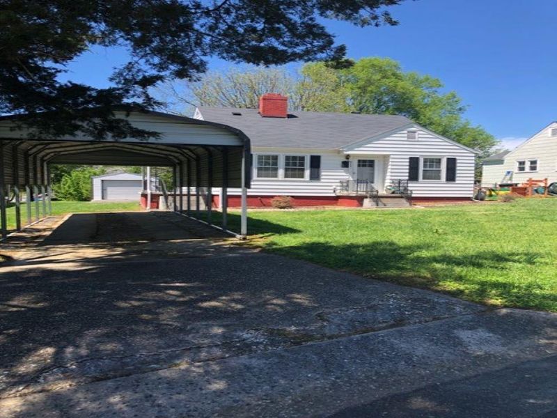211 Hawthorne Ln, Burlington, NC 27215