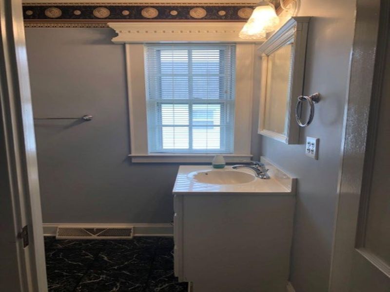 211 Hawthorne Ln, Burlington, NC 27215