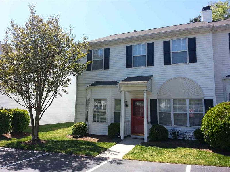 211 Pointe Crest Ct, Cary, NC 27513