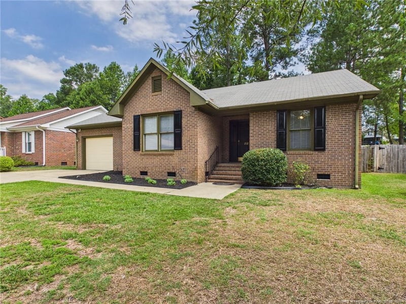 212 Fair Oaks Dr, Fayetteville, NC 28311