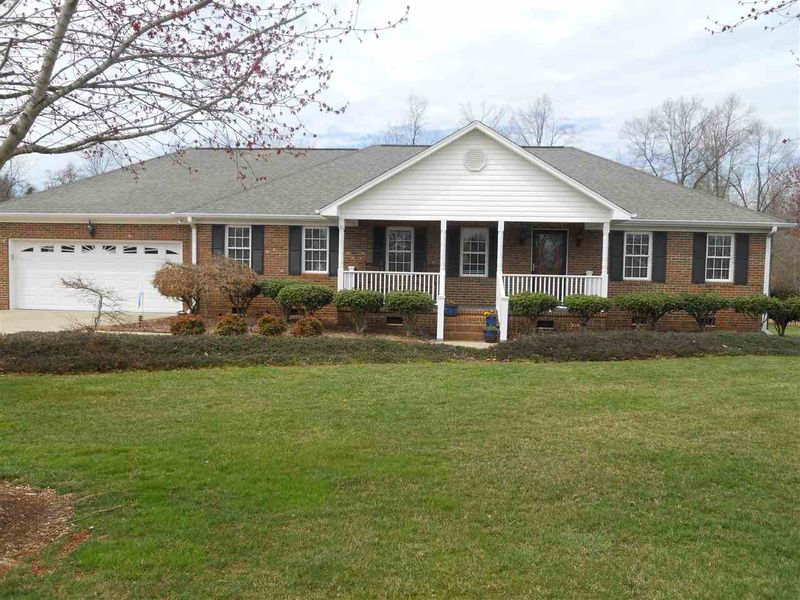 2121 Bordeaux Dr, Mebane, NC 27302