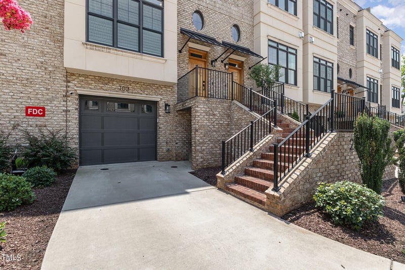 2121 Oberlin Village Dr #103, Raleigh, NC 27605