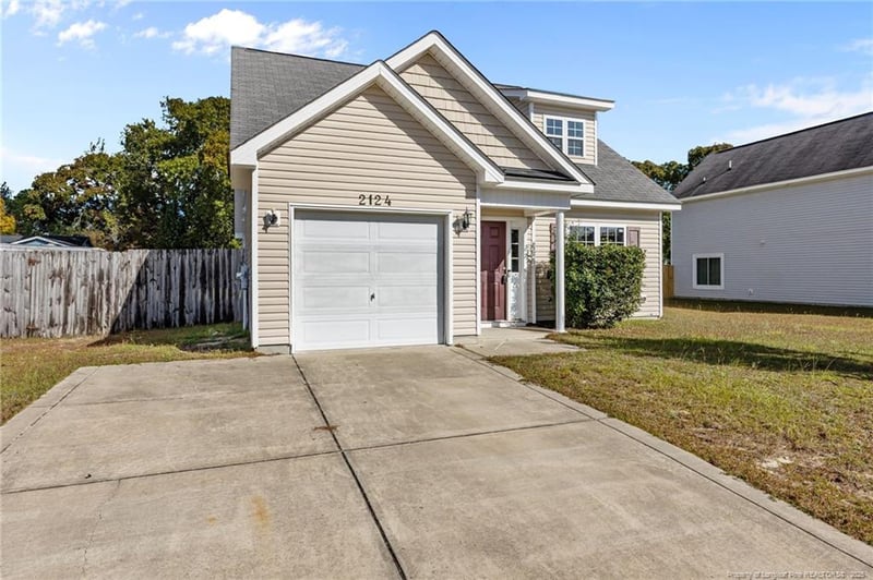 2124 Sir Michael Dr, Hope Mills, NC 28348