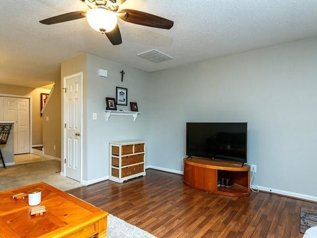 2124 Walnut Bluffs Ln, Raleigh, NC 27610