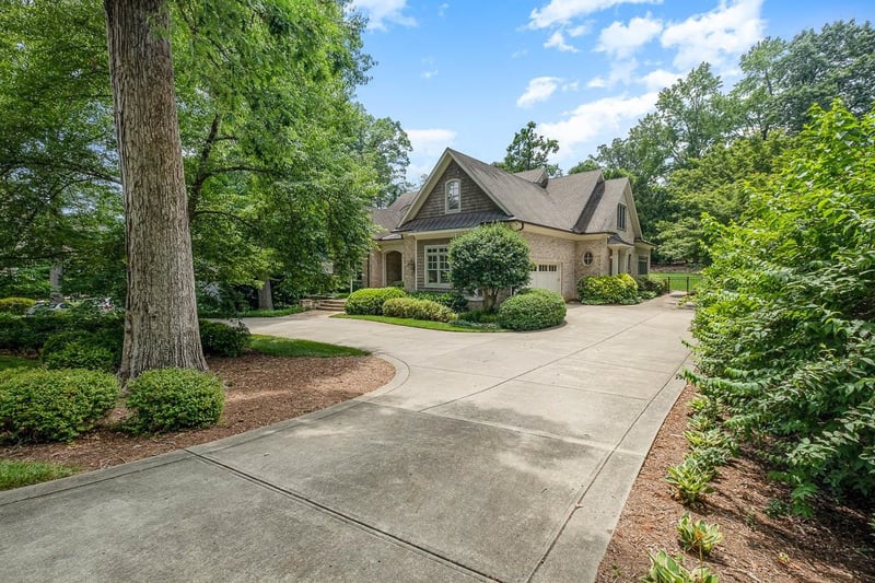 2129 Buckingham Rd, Raleigh, NC 27607