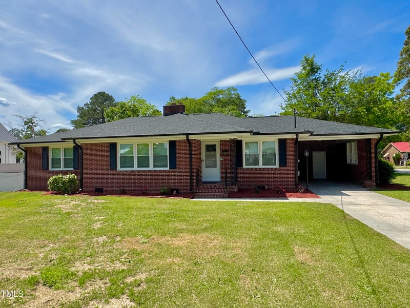 213 N Brevard St, Selma, NC 27576