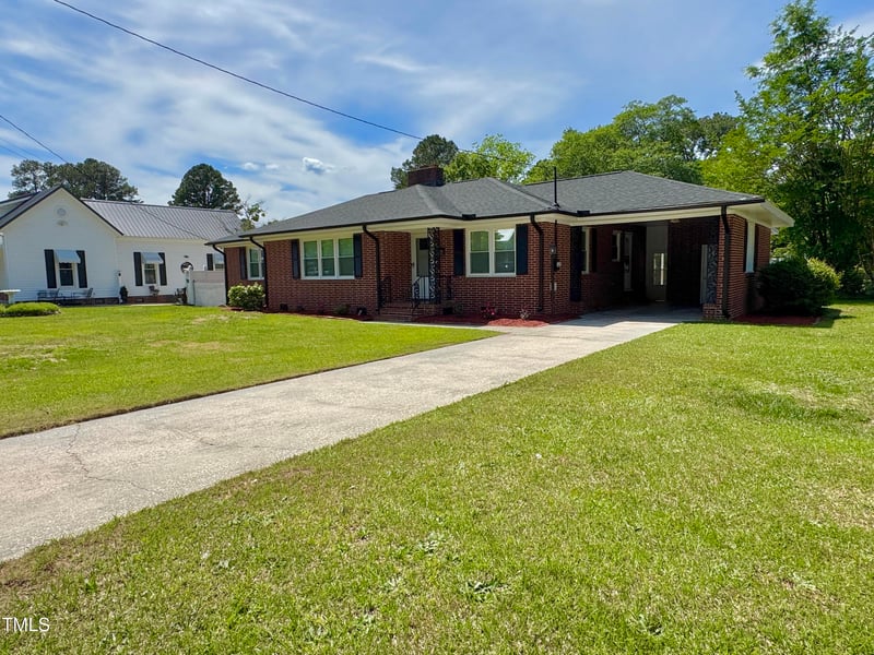 213 N Brevard St, Selma, NC 27576