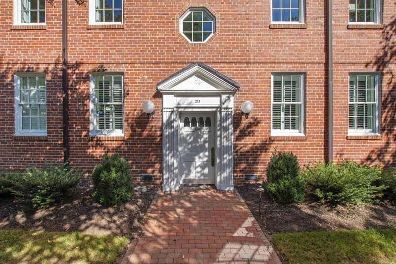 213 E Franklin St #202, Chapel Hill, NC 27514