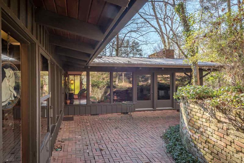 2131 N Lakeshore Dr, Chapel Hill, NC 27514