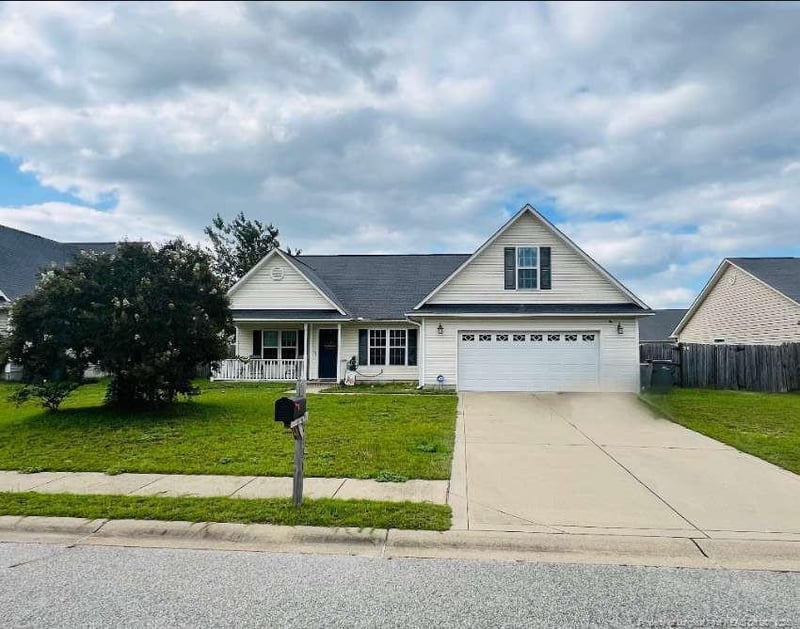 2134 Queen Elizabeth Ln, Hope Mills, NC 28348