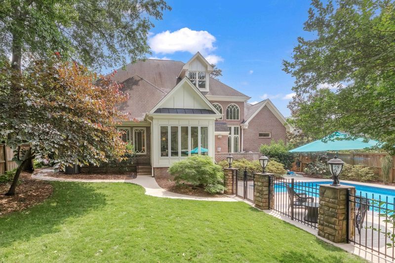 2138 Pine Dr, Raleigh, NC 27608