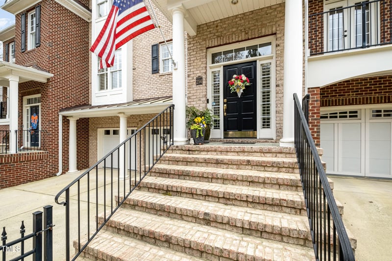 214 Lions Gate Dr, Cary, NC 27518