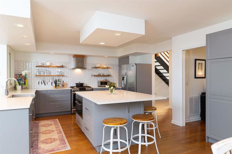 214 Lochside Dr, Cary, NC 27518