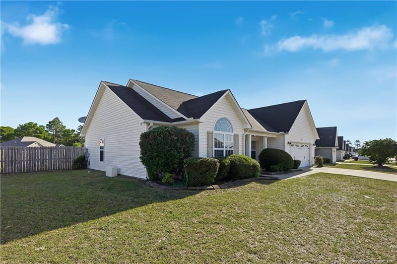 2142 Queen Elizabeth Ln, Hope Mills, NC 28348