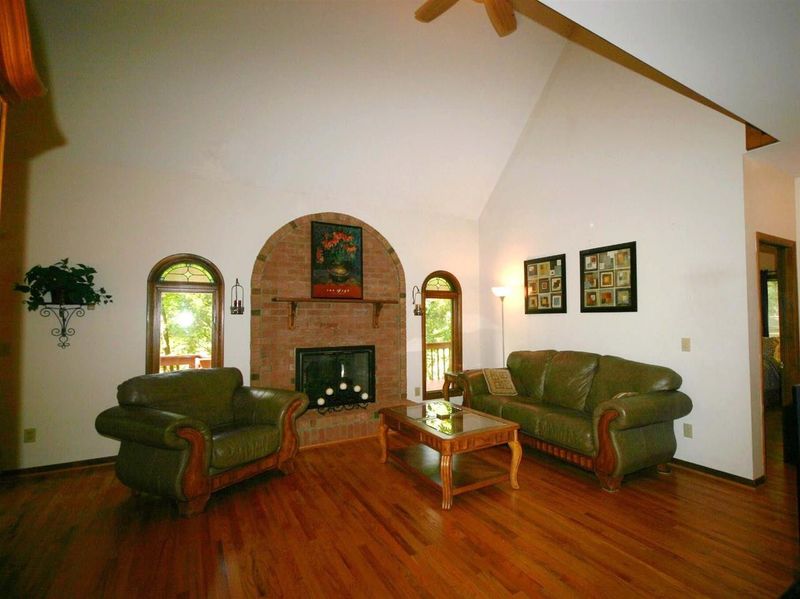 215 Cobblestone Dr, Chapel Hill, NC 27516