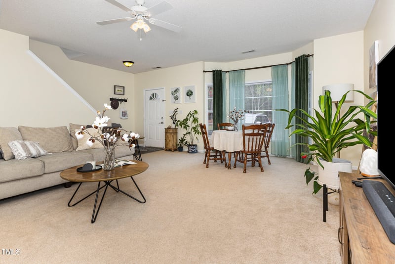 215 Pointe Crest Ct, Cary, NC 27513