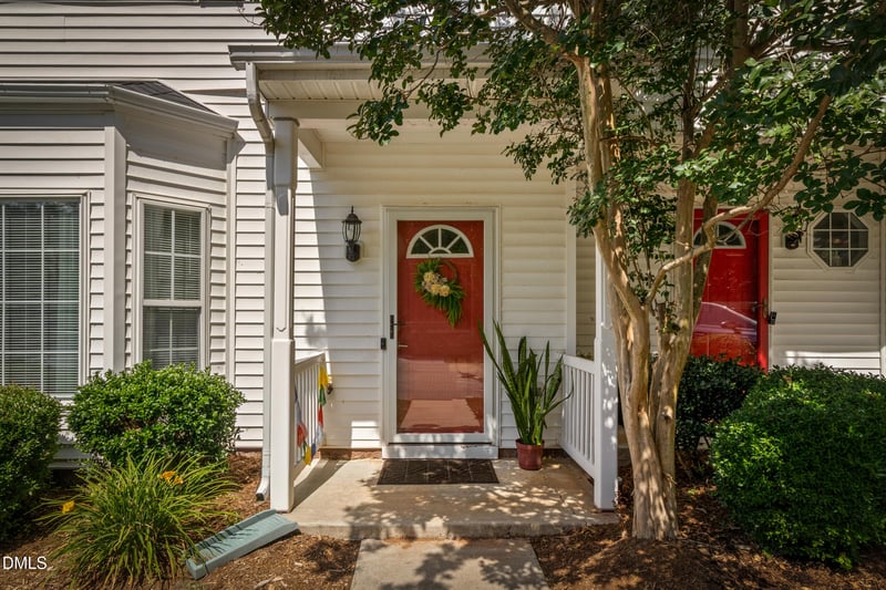 215 Pointe Crest Ct, Cary, NC 27513