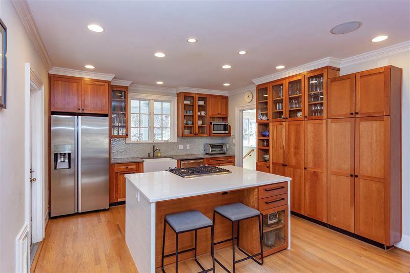 215 W University Dr, Chapel Hill, NC 27516