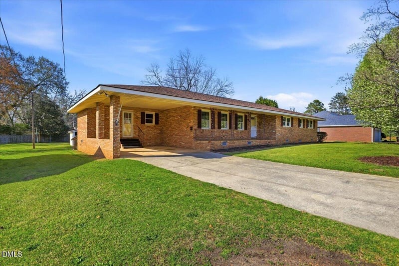 216 Crescent Dr, Clayton, NC 27520