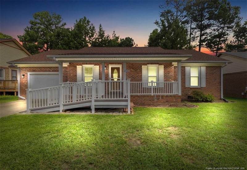 216 Fair Oaks Dr, Fayetteville, NC 28311