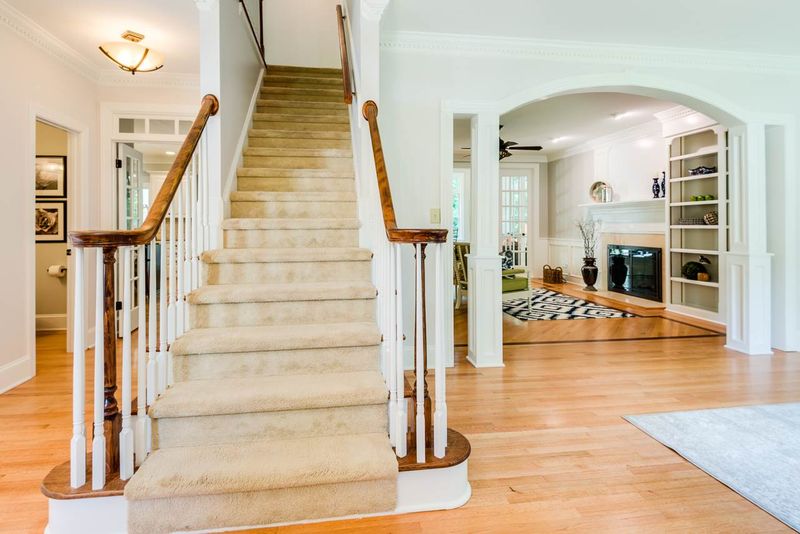 216 Stoneleigh Dr, Cary, NC 27511