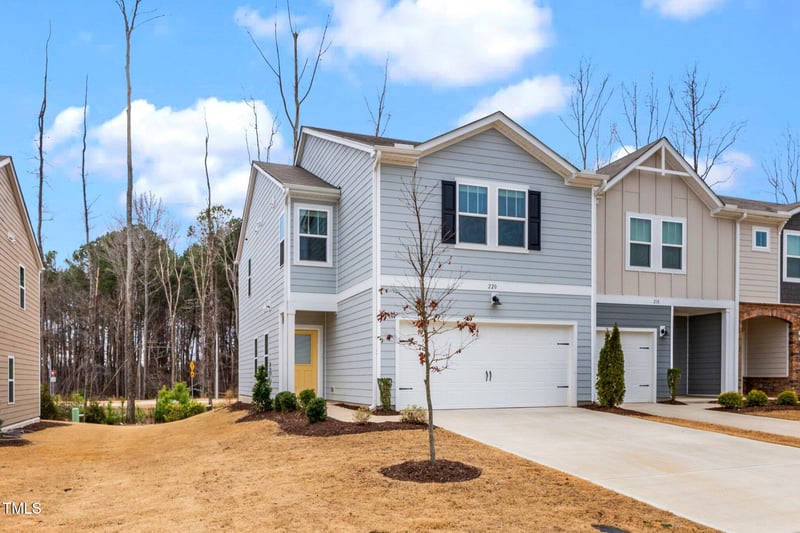 220 Brook Farm Ln, Fuquay Varina, NC 27526
