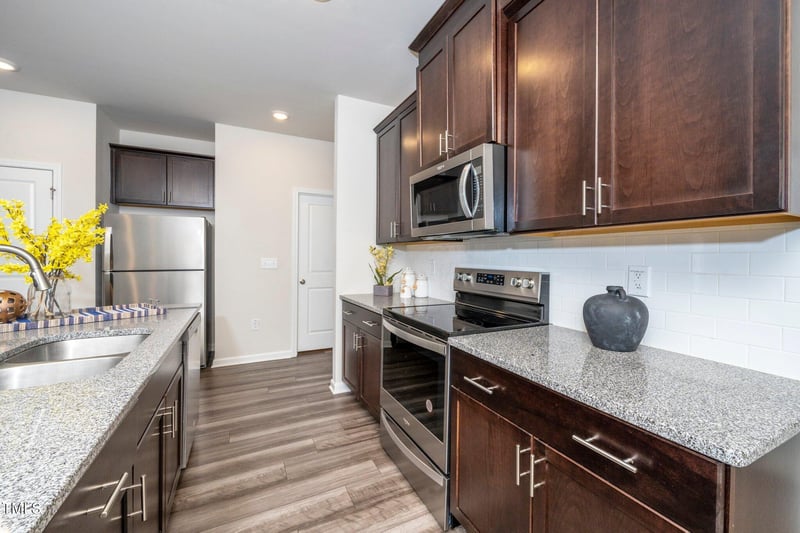 220 Brook Farm Ln, Fuquay Varina, NC 27526