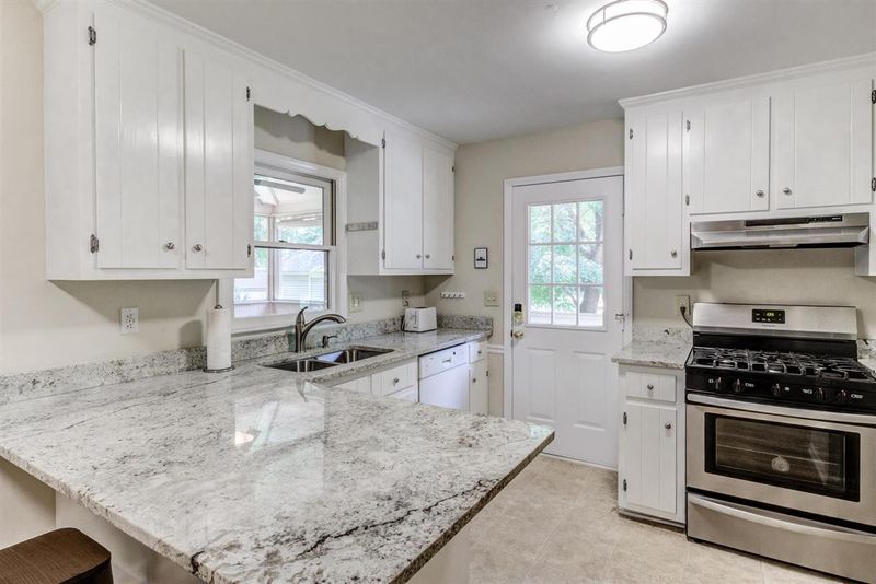 220 Glaive Dr, Durham, NC 27703