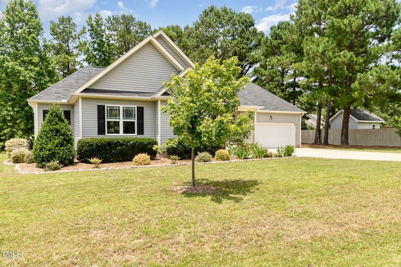 220 Oxfordshire Dr, Fuquay Varina, NC 27526