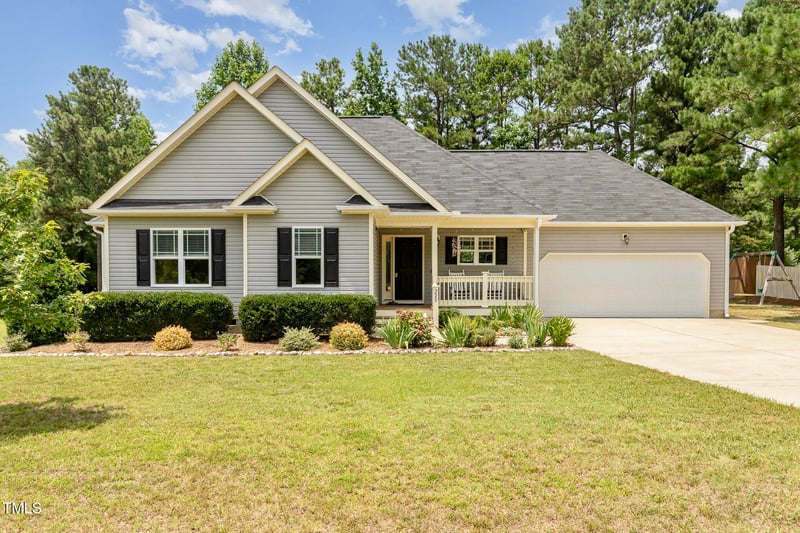 220 Oxfordshire Dr, Fuquay Varina, NC 27526