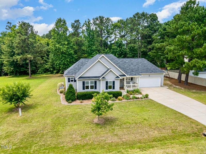 220 Oxfordshire Dr, Fuquay Varina, NC 27526