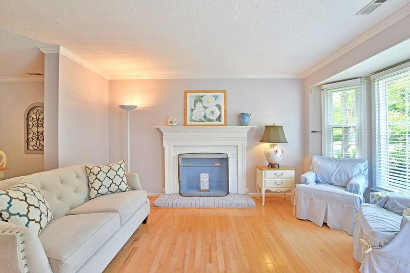 220 Standish Dr, Chapel Hill, NC 27517